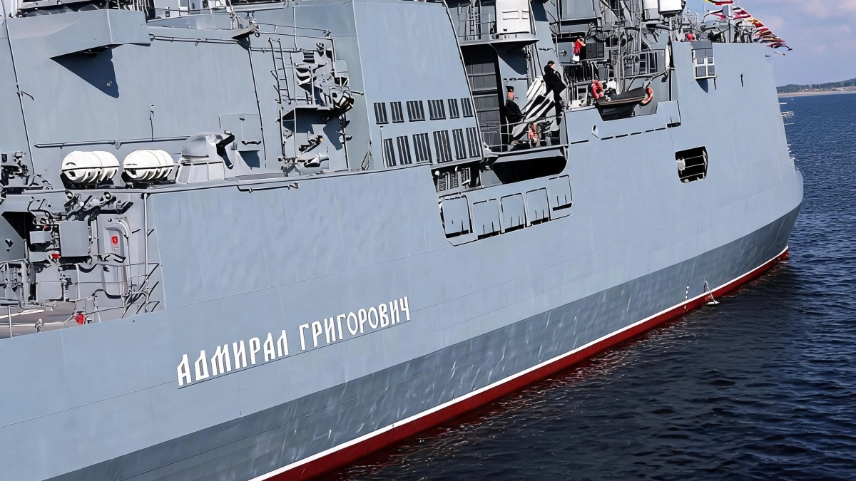 Фрегат «Адмирал Григорович» подал сигналы британской яхте при опасном сближении
