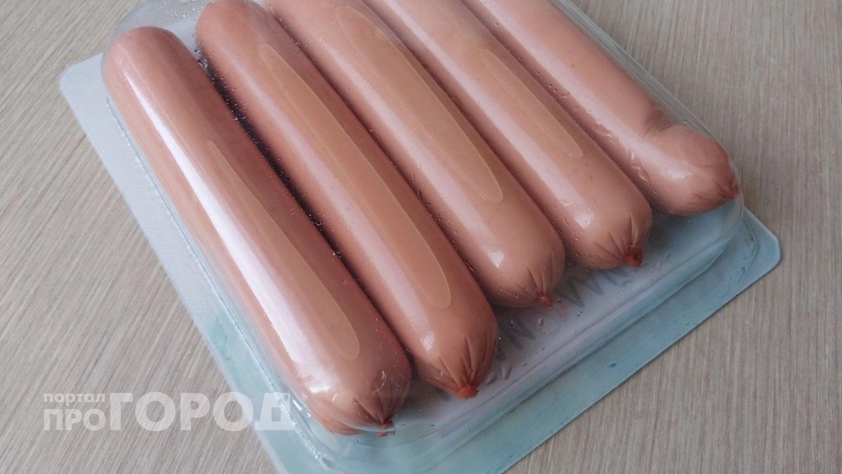 Больше не покупаю сосиски дешевле ста рублей: технолог раскрыл из каких отходов их делают на самом деле