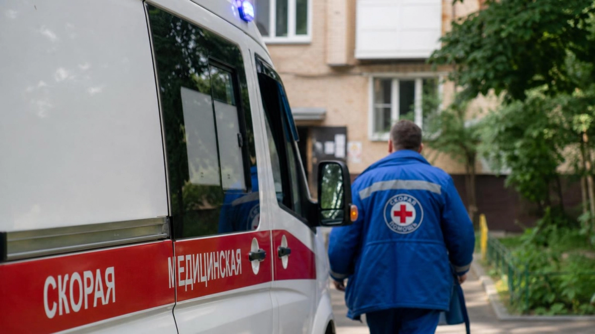 В Находке школьник попал в реанимацию после попытки слить бензин через шланг