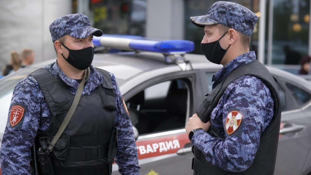 В Москве росгвардейцы обезвредили мужчину с ножом в торговом центре