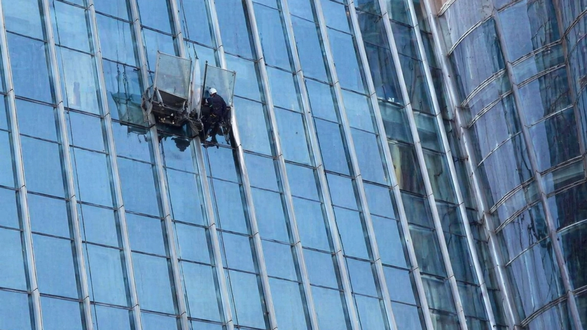 Самолёт врезался в башню CITIC Tower в Пекине, сотрудников срочно эвакуировали