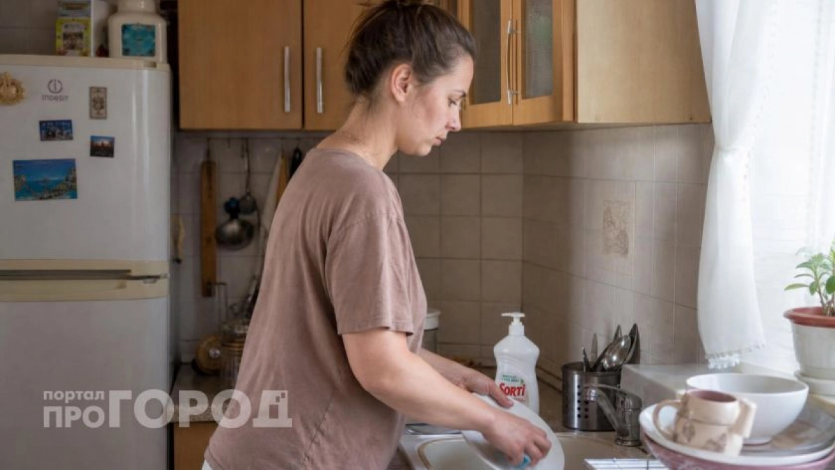 Перестала тратить литры воды при мытье посуды: простой трюк профессионалов для экономии ваших денег