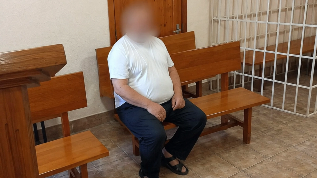 В Сочи 61-летнего туриста арестовали на 15 суток за пост с запрещенной символикой