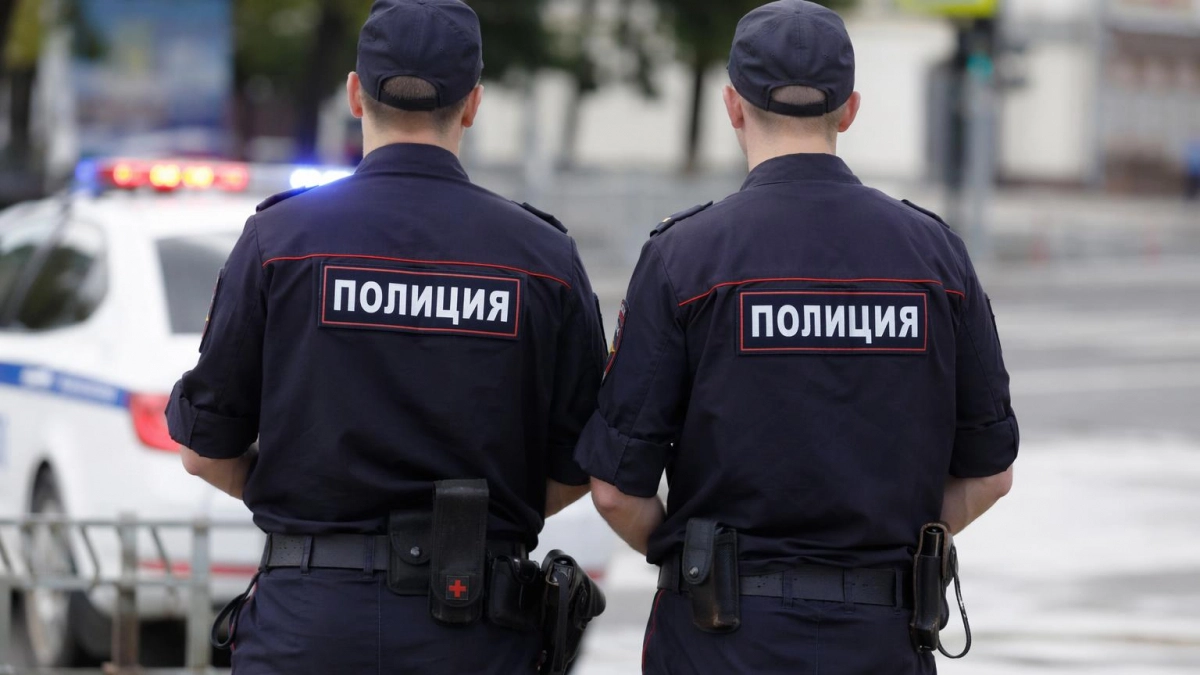 Напавших на полицейского на Маросейке арестовали на два месяца после извинений