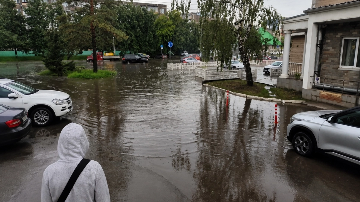Ливень в Челябинске затопил северо-запад: вода скрыла колеса автомобилей