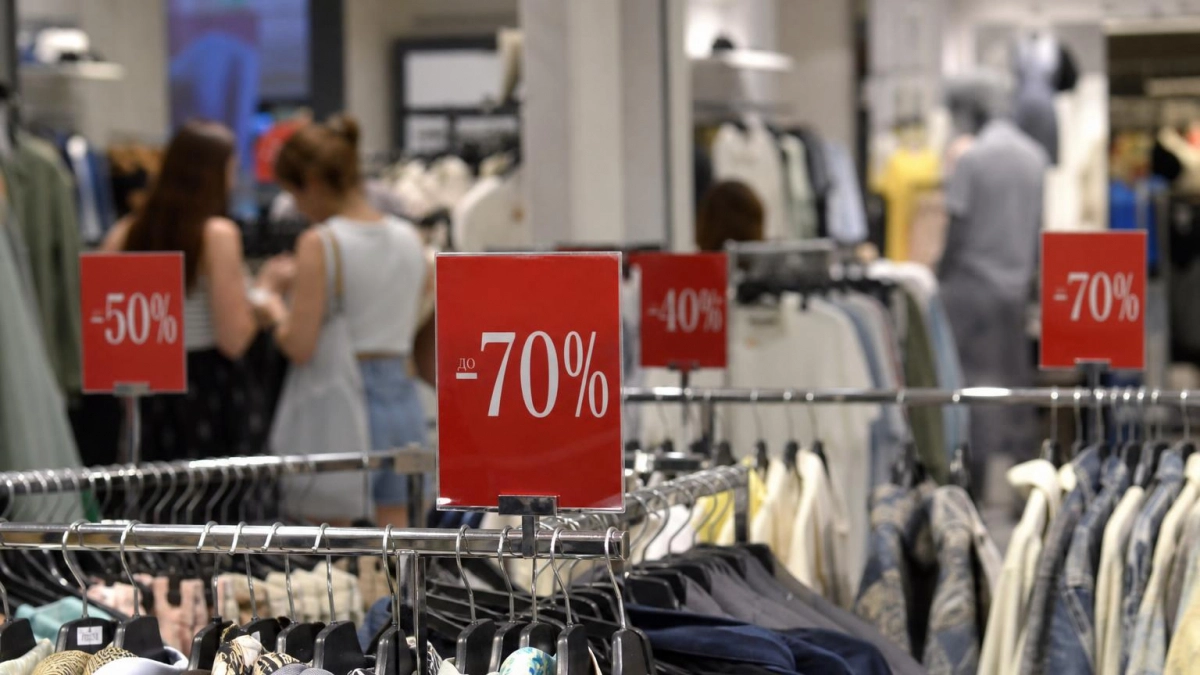 Около десяти крупных fashion-ритейлеров запустили распродажи со скидками до 90%