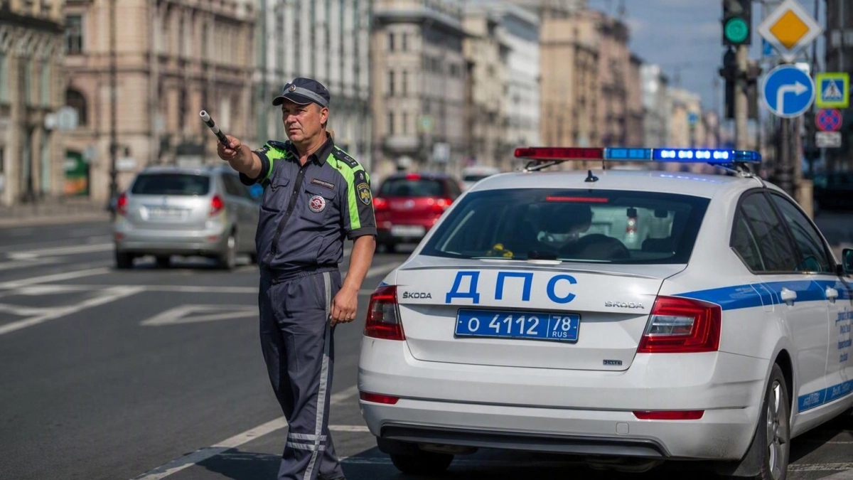 В Москве Ford Mustang после столкновения вылетел на лестницу у метро