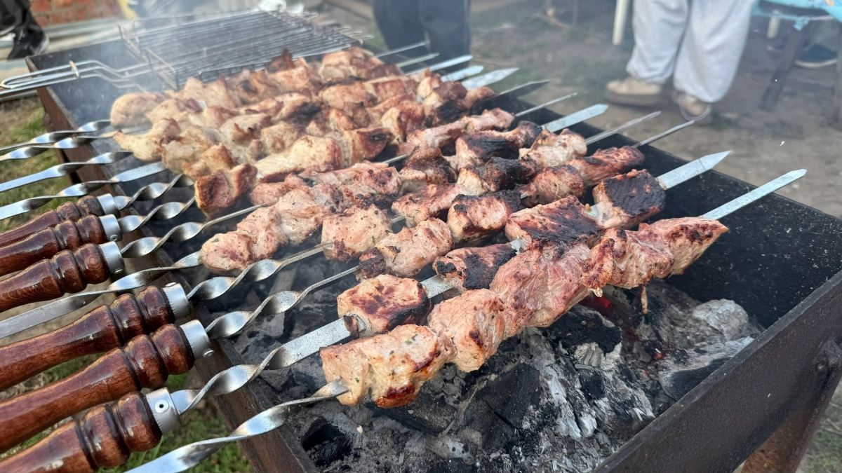 Больше никакого жесткого мяса: добавьте этот бюджетный ингредиент в маринад и гости попросят добавки