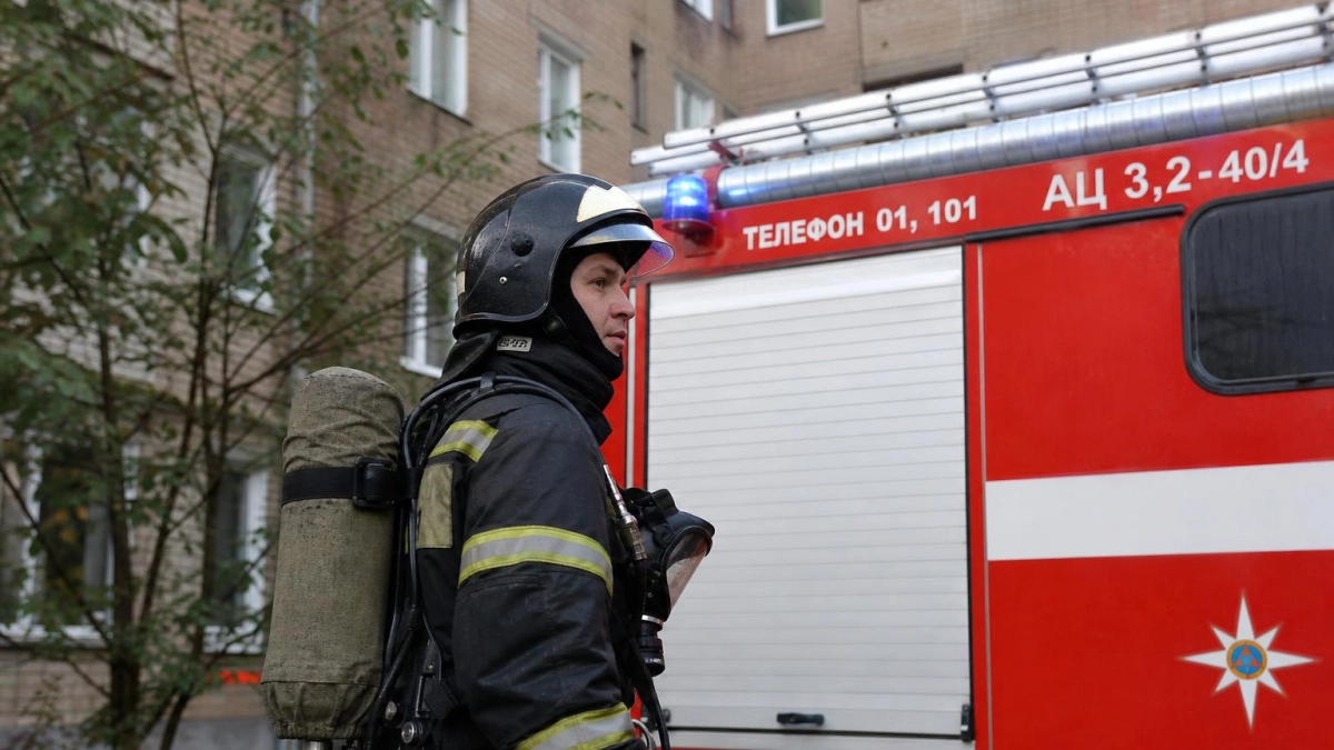 При пожаре в квартире на Будапештской улице в Петербурге погибли двое детей