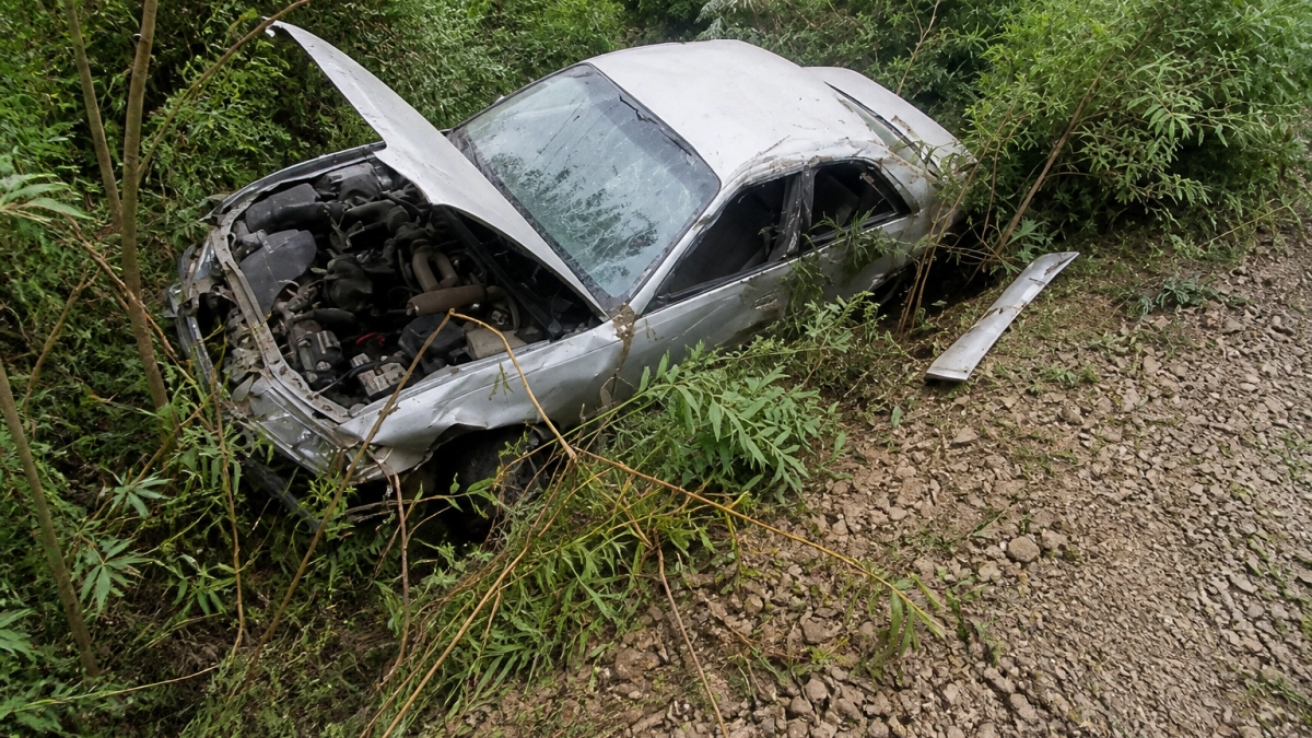 В Томаринском районе пассажир погиб после заноса автомобиля и съезда в кювет