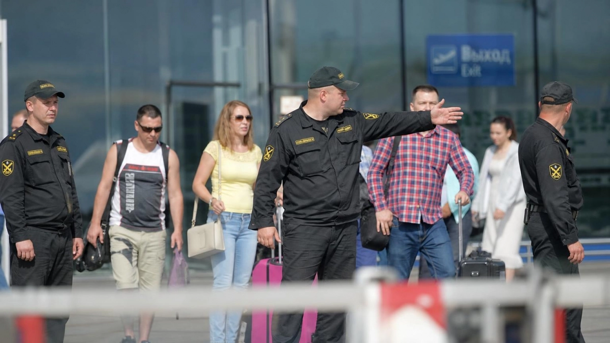 Во Владивостоке эвакуировали терминал аэропорта после срабатывания пожарной сигнализации