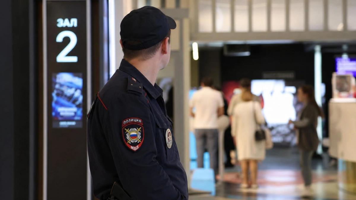 Под Костромой директор кинотеатра разбил телефон посетителю из-за еды с собой