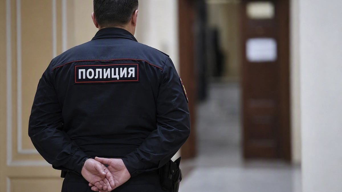 Суд в Москве арестовал двоих иностранцев и постановил выдворить их из России