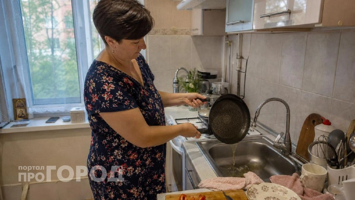 Никогда не сливайте масло в раковину после жарки: вот как правильно утилизировать остатки жира на кухне