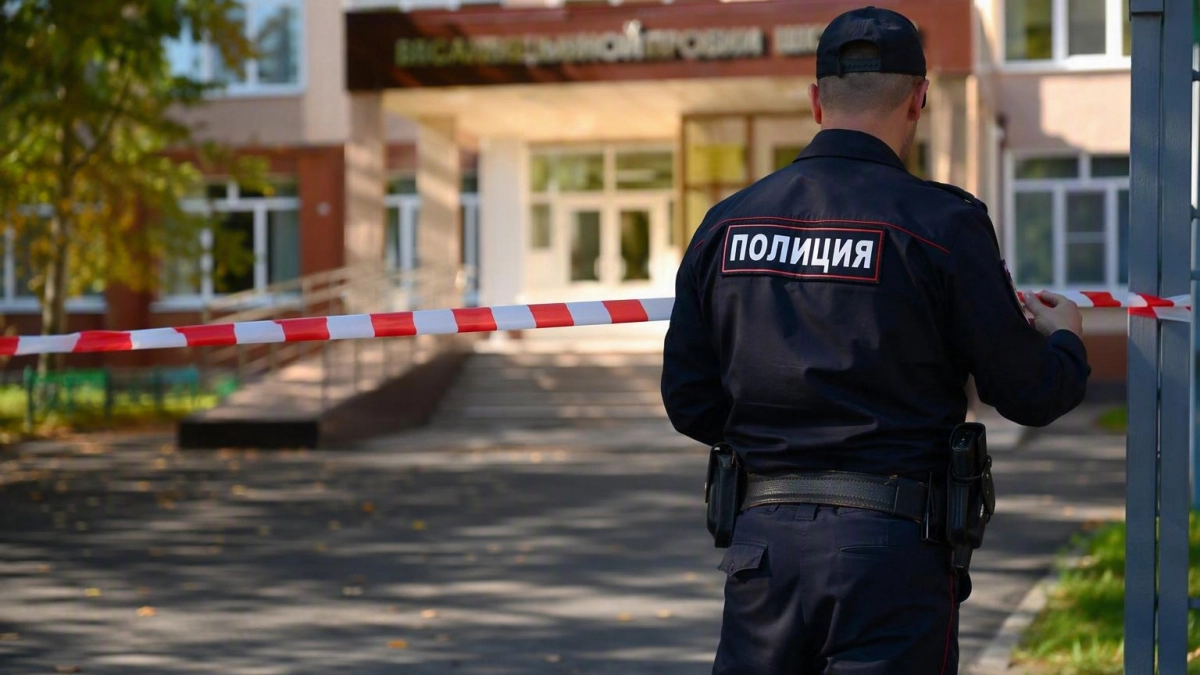 В Канске мать ученика предотвратила нападение семиклассницы на учительницу перед линейкой