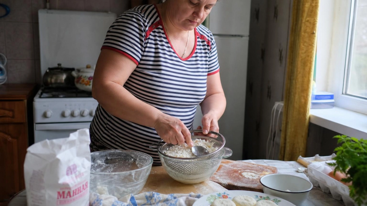 Хватит мучить творог мукой: добавьте этот простой ингредиент и сырники станут нежнее любого ресторанного десерта