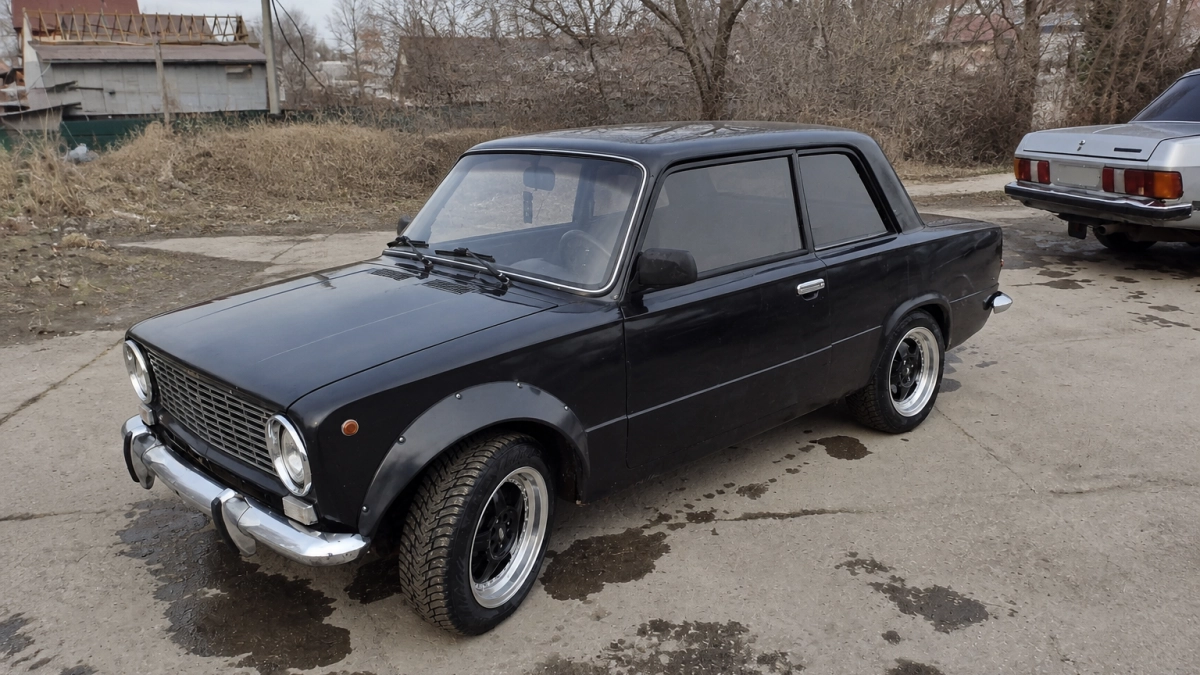 В Новосибирске продают «Жигули» 1979 года, переделанные в редкое купе