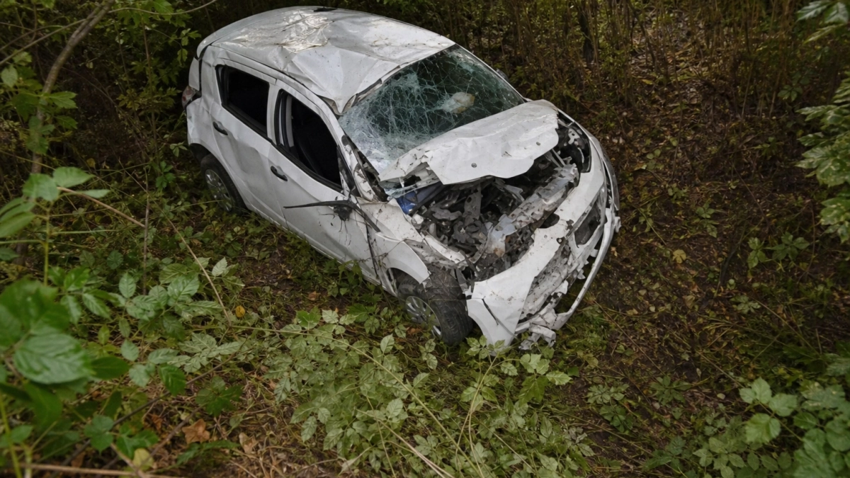 На Сахалине водитель Toyota умер в больнице после съезда в кювет