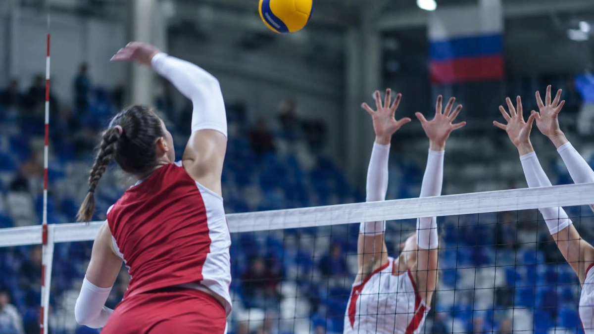 Калининградский Локомотив обыграл Динамо и вышел в финал Кубка легенд