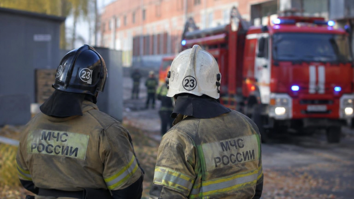 В Киеве после серии взрывов начался пожар и повторная детонация