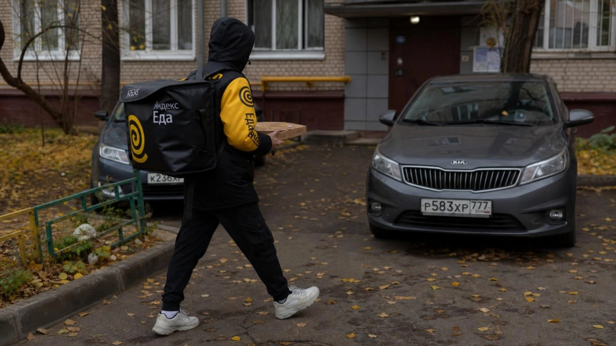 В Москве курьер поднял с пола уроненную пиццу и отдал клиенту