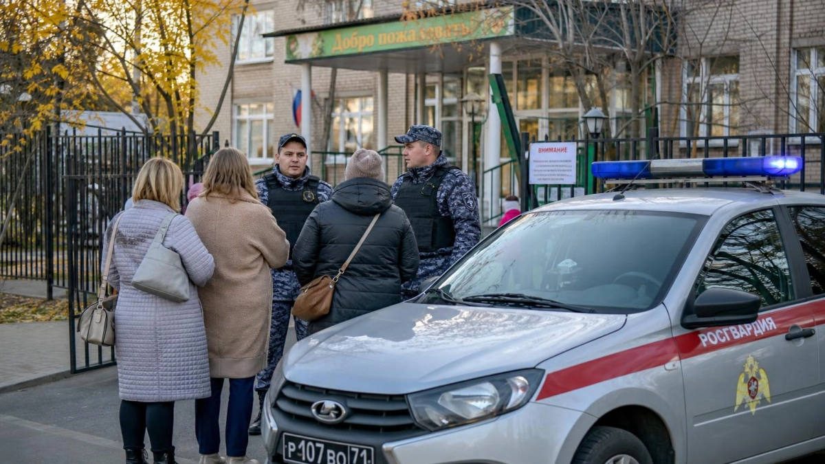 В Краснодаре у школы №101 повредили калитку во время сигнала опасности БПЛА