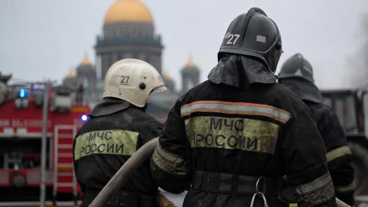 Пожар у Исаакиевского собора в Петербурге тушат по повышенному номеру
