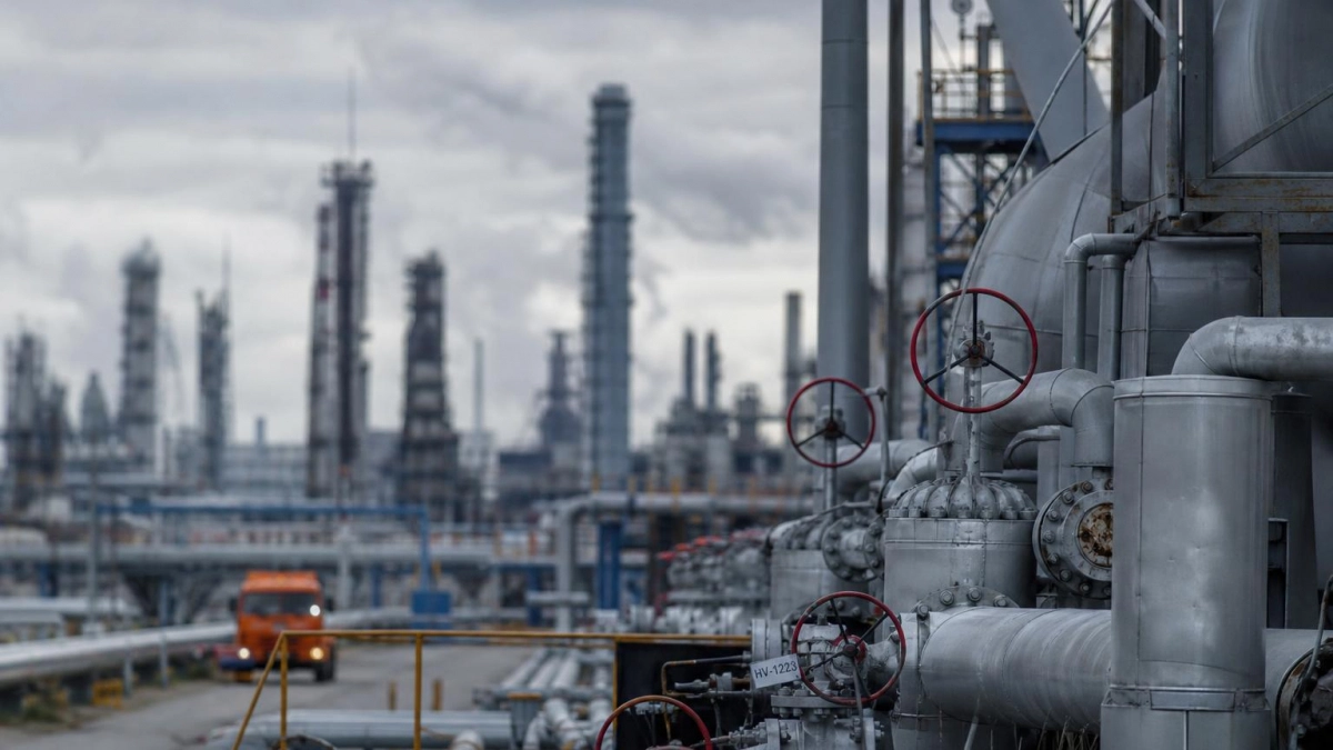 Захарова ответила Макрону цитатой из комедии после слов о газе и Китае