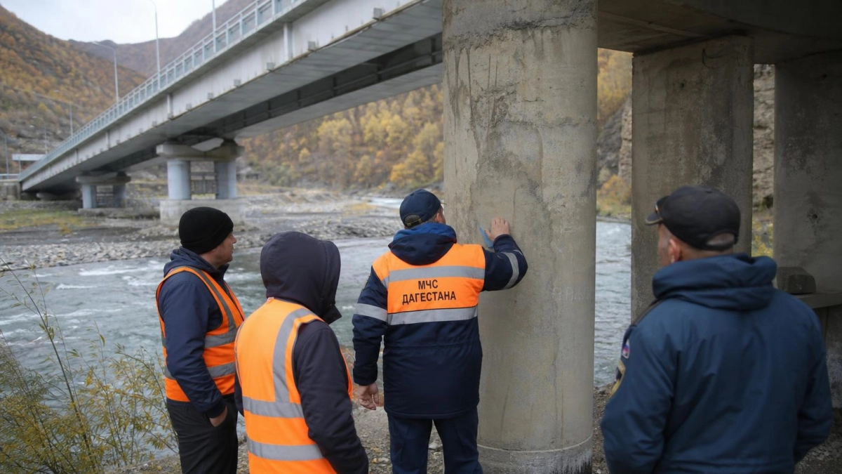 В Дагестане после паводка накренился пролет Красного моста