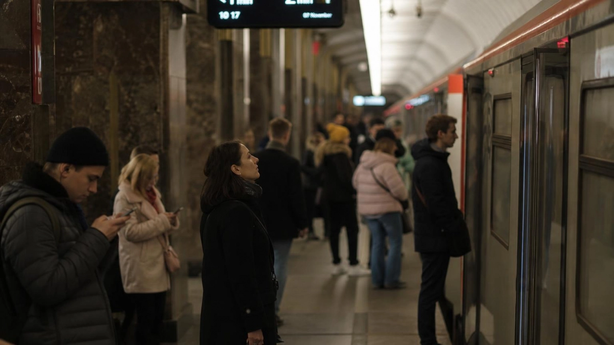 На серой ветке метро прервали движение из за проверки состава