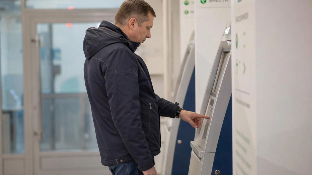 В Екатеринбурге банкомат дал сбой после пополнения карты на 180 тысяч рублей