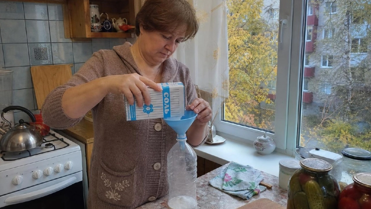 Перестала выбрасывать пластиковые бутылки и начала засыпать в них соль: 8 способов упростить жизнь дома