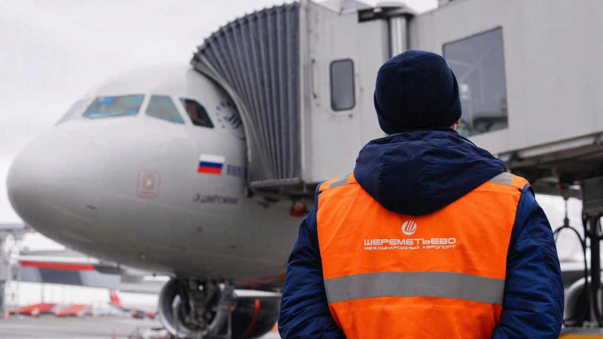 В Шереметьево Airbus A330 задел телетрап и повредил предкрылок при парковке
