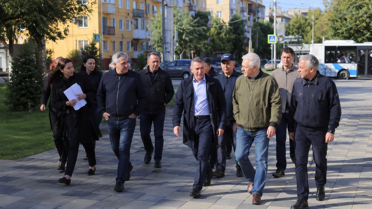 С перголой и качелями: в Волгограде завершили благоустройство участка улицы Дзержинского