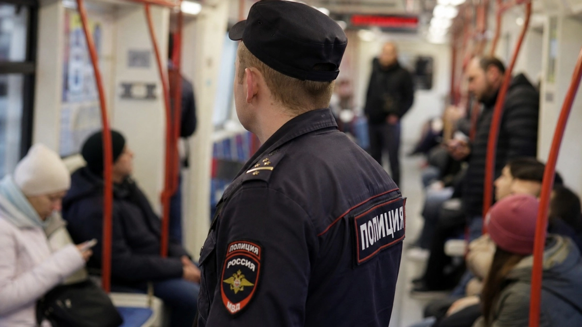 Записи с камер опровергли историю об уколе шприцем девушки в московском метро