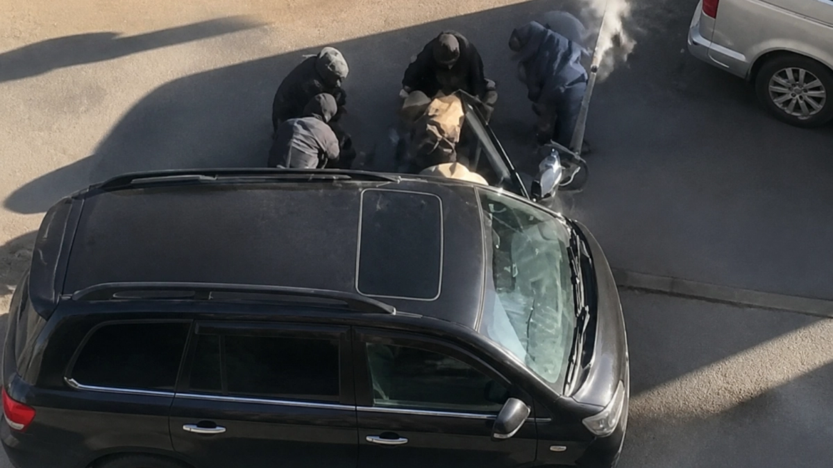 В Москве силовики заблокировали черный Land Cruiser у офиса IT-компании и задержали пятерых человек