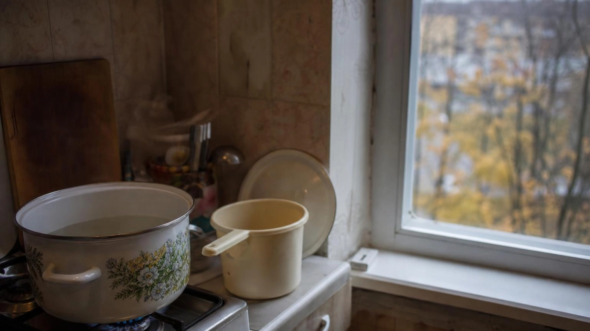 Ванна набирается часами: жители улицы Саввы Белых в Екатеринбурге пожаловались на слабый напор воды