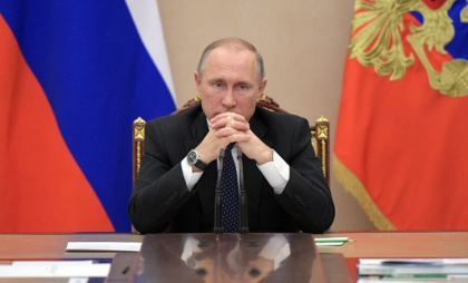 Путин поручил обеспечить жильем "земских" учителей и врачей после июльского совещания