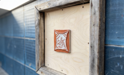 «БлтЪ» как искусство: матерный изразец на фабрике Балашихи привлек туристов в День русского мата