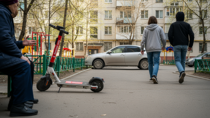Подростки сбили пенсионера в московском дворе и ушли смеясь
