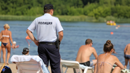 Фотограф снимал девушек на пляже в Чебоксарах и отказался удалять кадры